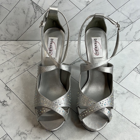 NWT Dyeables Womens Sonya Silver Satin Platform Crossover Strap Sandals 9B - Picture 3 of 11